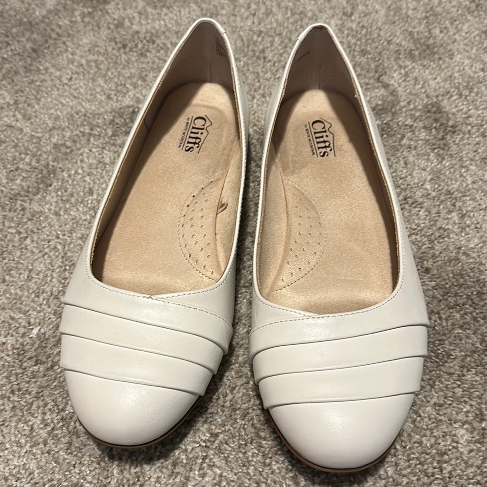 Cliffs by White Mountain White flat shoes